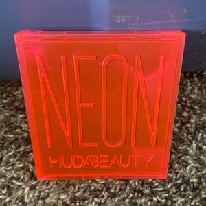 HUDA Beauty 9 Pan Palette.